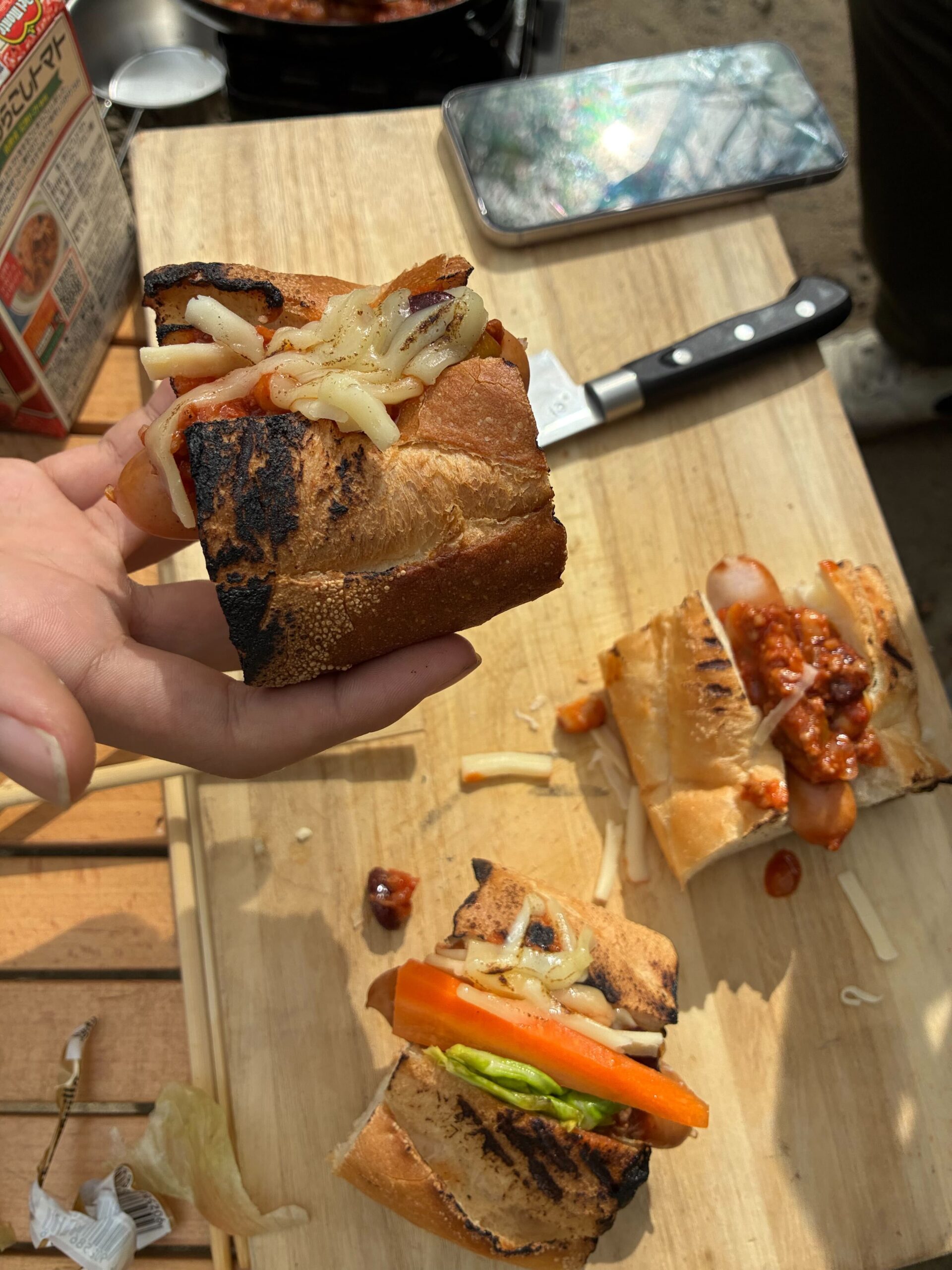 こんがり焼かれたパンにソーセージやチーズを挟んだホットドッグ