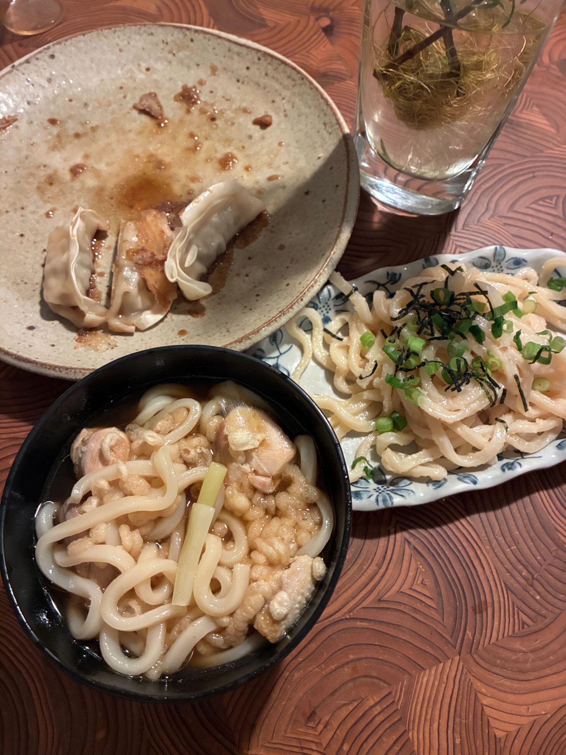 鴨南蛮うどんとたらこうどんが並んだ食卓