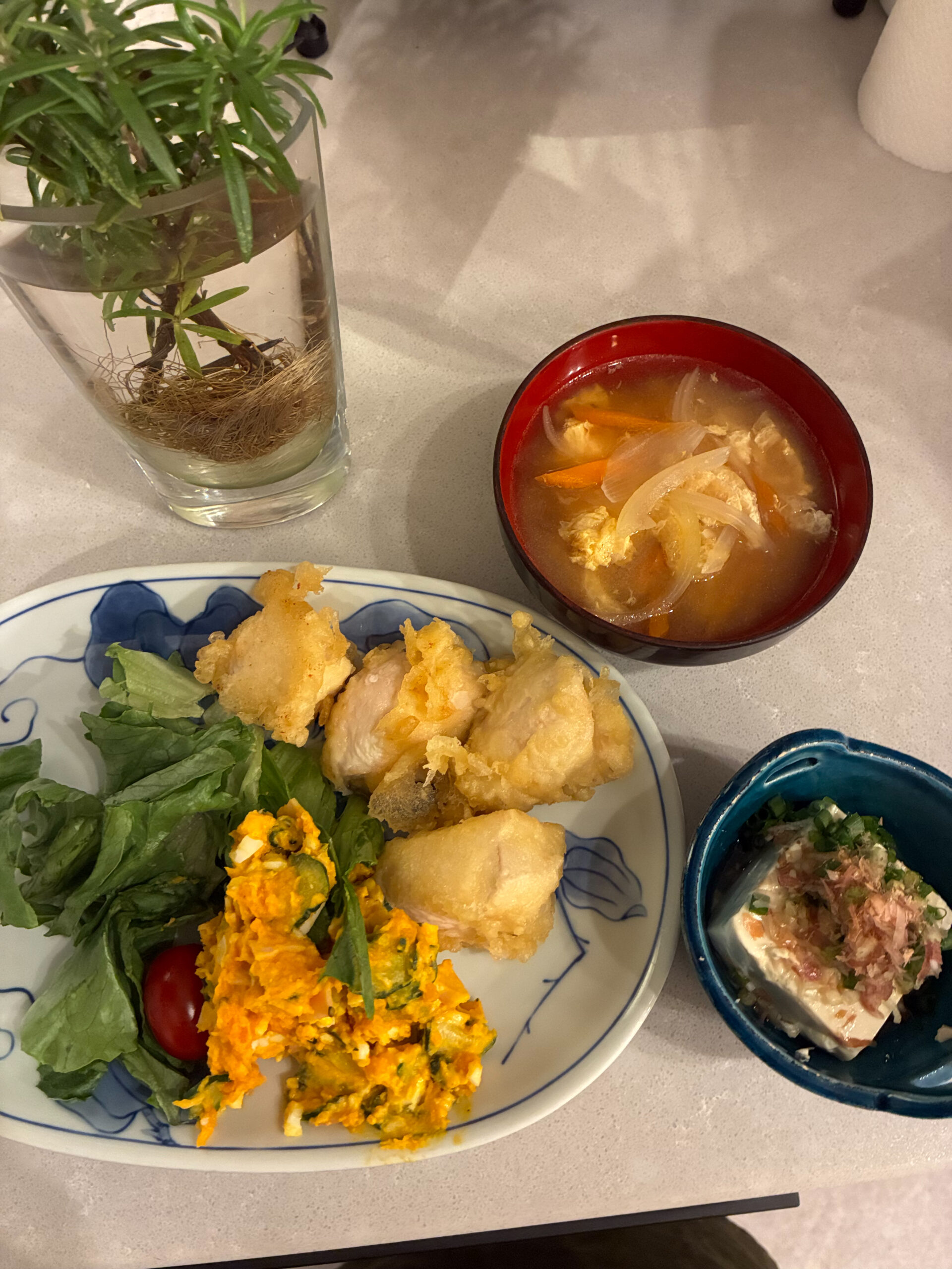 鶏の天ぷら、かぼちゃサラダ、冷奴、かき玉汁が並んだ手作りの和定食