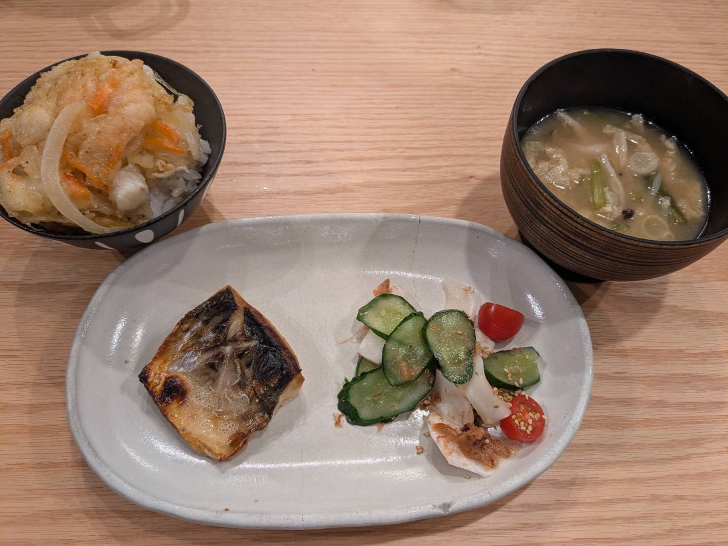 手作りの焼き魚とかき揚げの和定食
