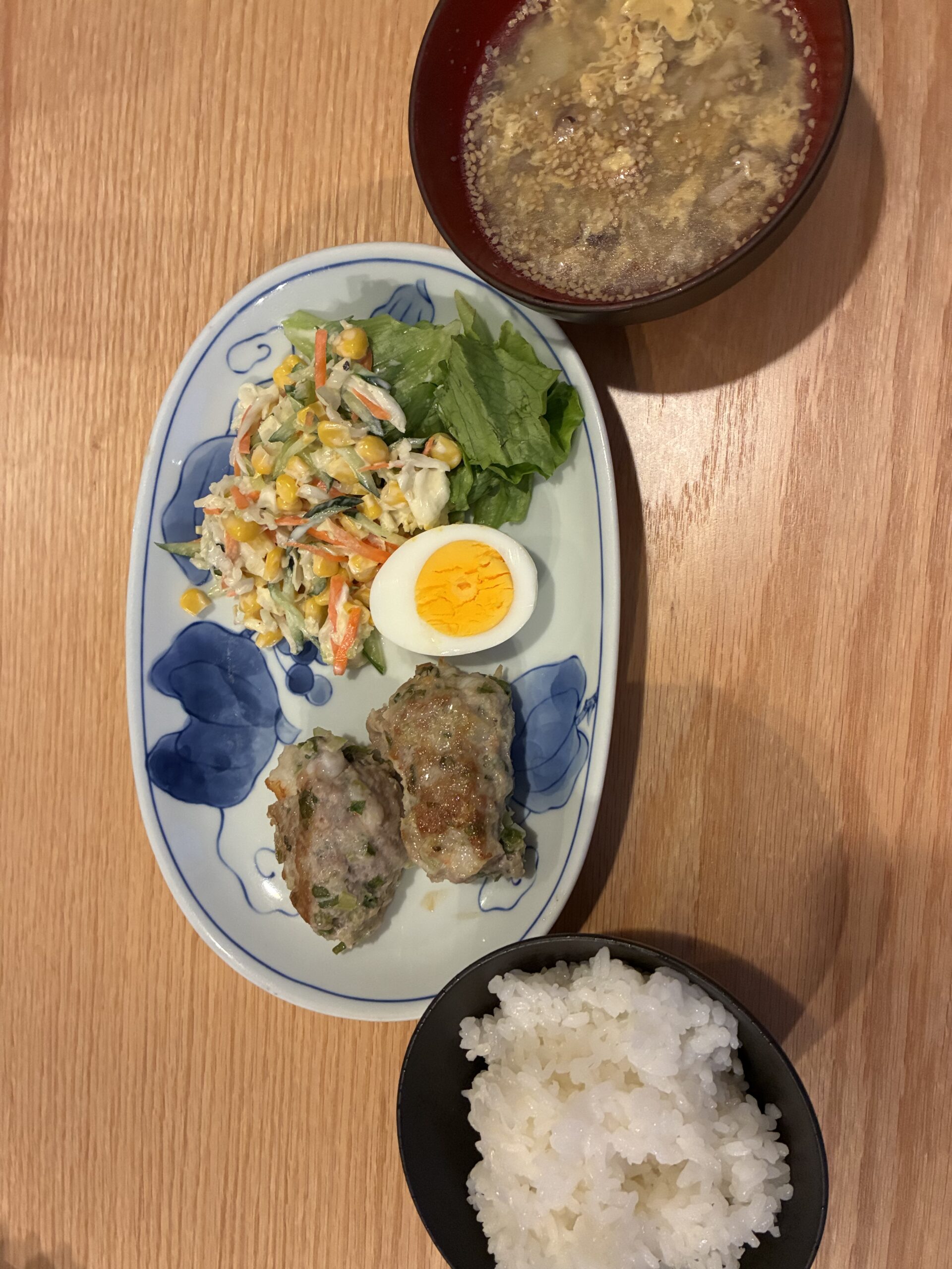 手作りのつくねとサラダ、お味噌汁、ごはんが並んだ温かい雰囲気の和定食