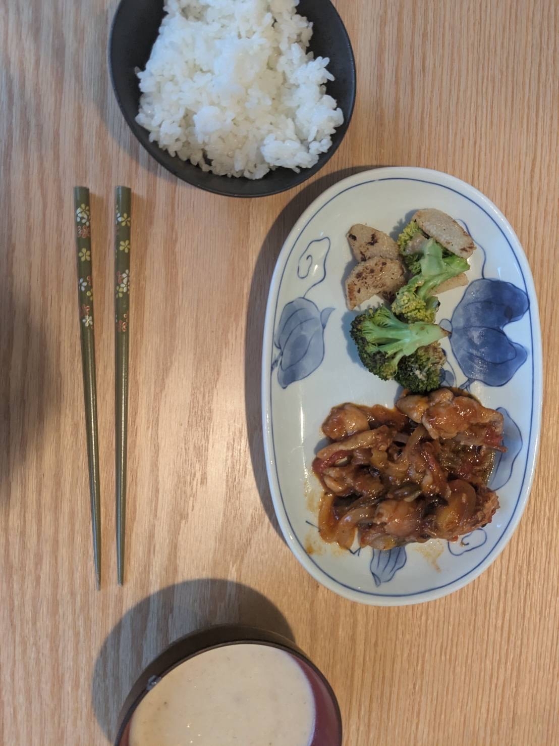 鶏肉のトマト炒め、焼き厚揚げとブロッコリー、白いご飯とポタージュが並んだ一人分の食卓