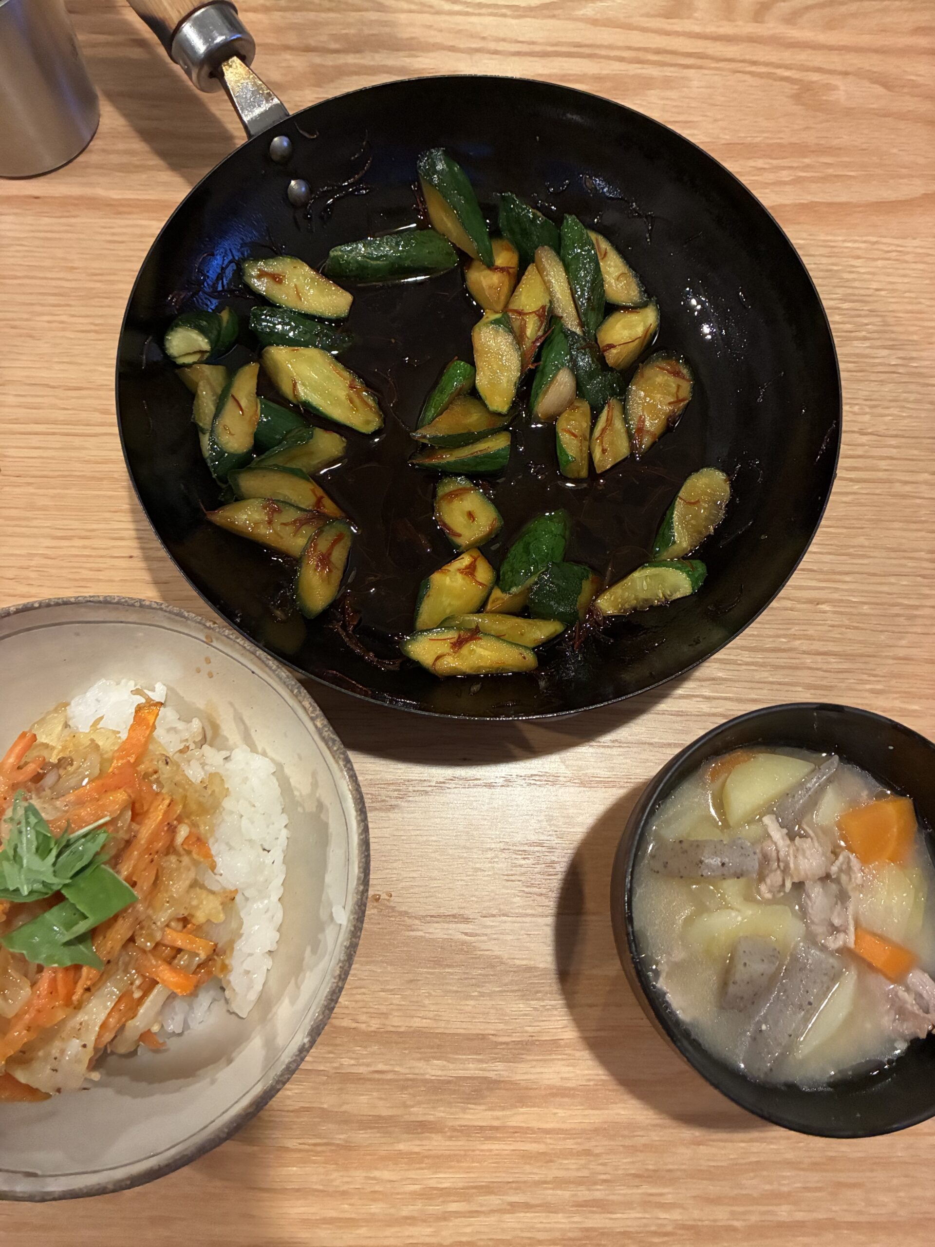 豚汁、かき揚げ丼、ズッキーニの炒め物が並んだ温かみのある和食の食卓